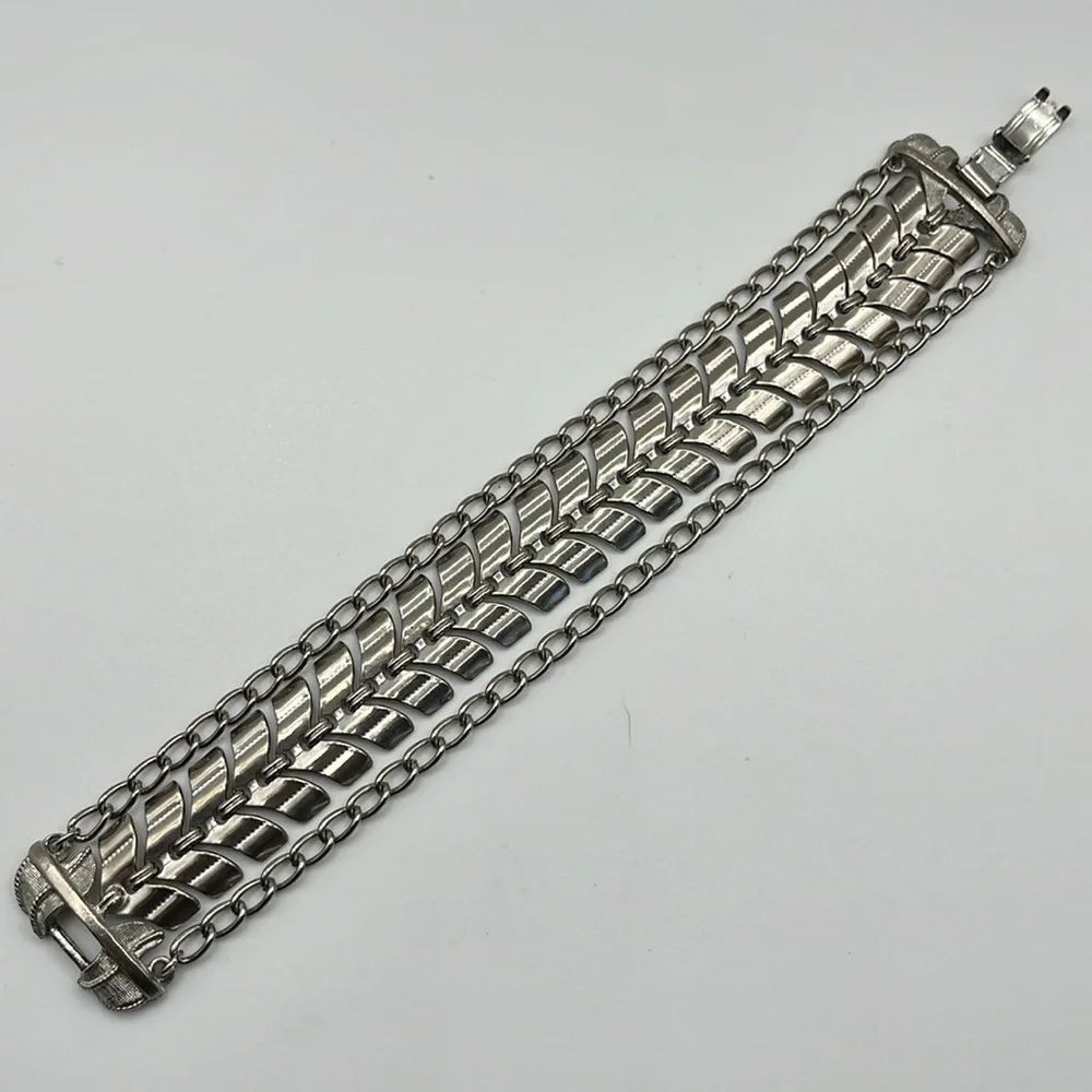 VINTAGE CORO PEGASUS SIGNED SILVER TONE LINK BRACELET